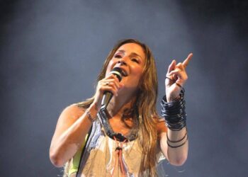 Claudia Leitte processada por intolerância religiosa ao cantar Jesus