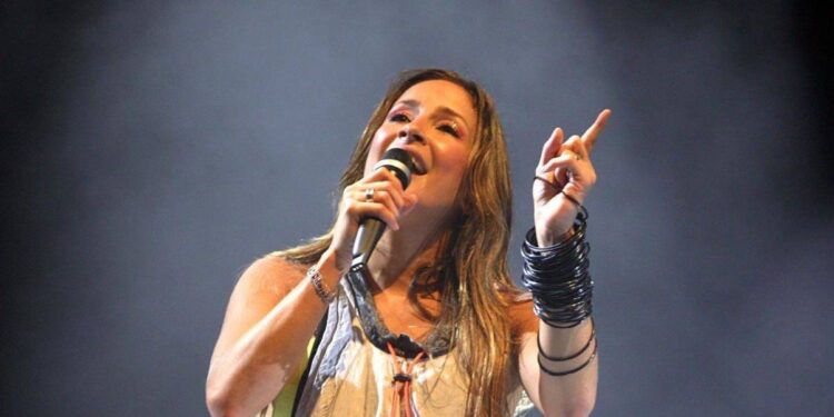 Claudia Leitte processada por intolerância religiosa ao cantar Jesus