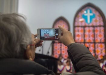 policiais de elite realizam prisões em massa de cristãos