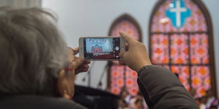 policiais de elite realizam prisões em massa de cristãos