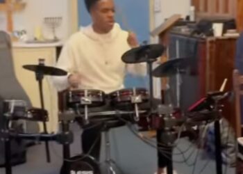 Estevão, do Chelsea e Seleção, viraliza tocando bateria na igreja