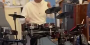 Estevão, do Chelsea e Seleção, viraliza tocando bateria na igreja