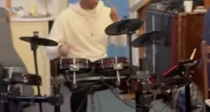 Estevão, do Chelsea e Seleção, viraliza tocando bateria na igreja