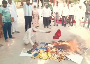 Hindus espancam cristãos e queimam Bíblias em ataque brutal