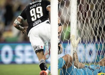Rayan e Vegetti decidem e Vasco sai em vantagem na Copa do Brasil