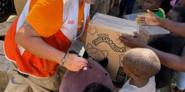 Visão Mundial distribui brinquedos para crianças na Jamaica afetadas pelo furacão Melissa