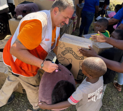 Visão Mundial distribui brinquedos para crianças na Jamaica afetadas pelo furacão Melissa