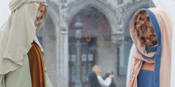 Estátua controversa de Jesus sem rosto é roubada de presépio na Bélgica