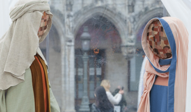 Estátua controversa de Jesus sem rosto é roubada de presépio na Bélgica