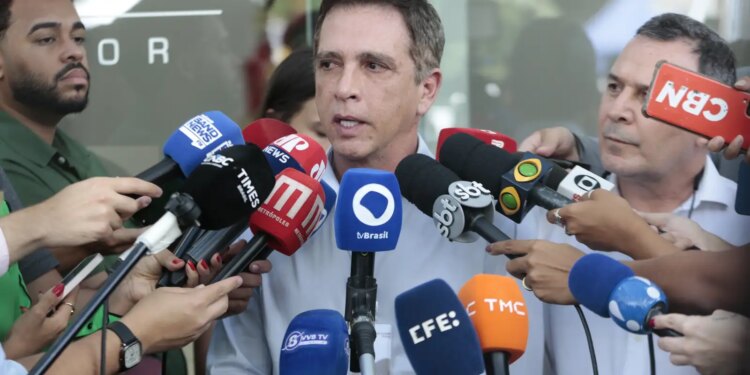 Bolsonaro deve ter alta nesta quinta e retornar à cela na PF