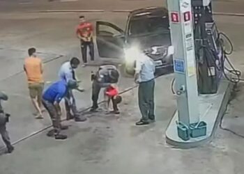 pai de menino engasgado ora enquanto PMs o socorrem