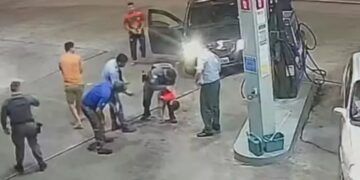 pai de menino engasgado ora enquanto PMs o socorrem