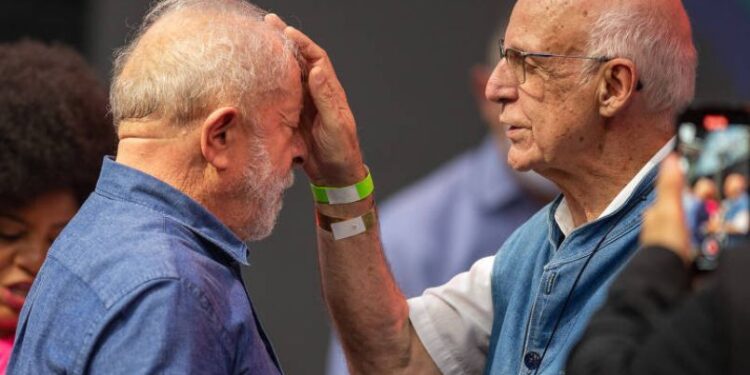 Padre Julio Lancelotti é proibido de usar redes e transmitir missa