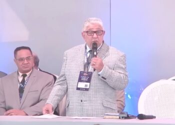 Líder repreende pastores com luxo e esposa com ‘vestido de chita’