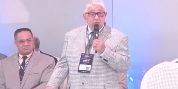 Líder repreende pastores com luxo e esposa com ‘vestido de chita’