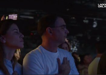 Flávio Bolsonaro faz oração de reconciliação com Deus em culto