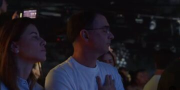 Flávio Bolsonaro faz oração de reconciliação com Deus em culto