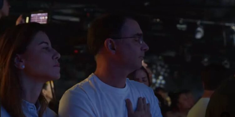 Flávio Bolsonaro faz oração de reconciliação com Deus em culto