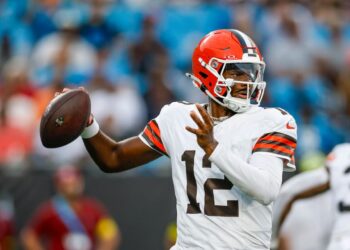 Jogador louva a Deus após vencer na estreia como titular na NFL