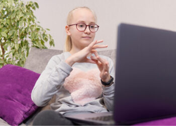 Missionária relata cura de criança surda durante evangelismo