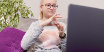 Missionária relata cura de criança surda durante evangelismo