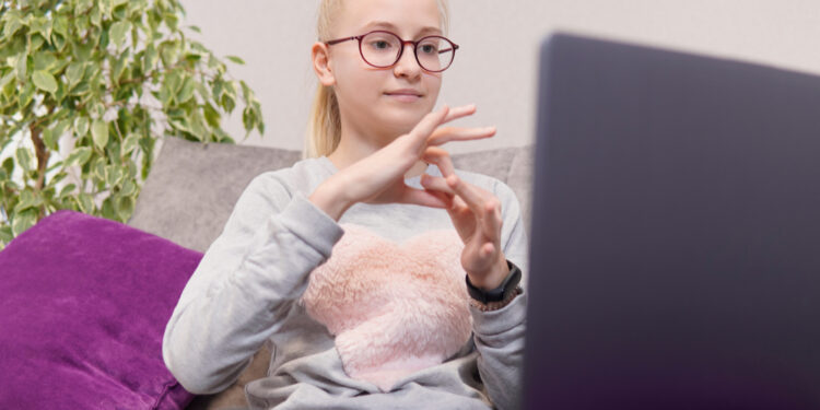 Missionária relata cura de criança surda durante evangelismo