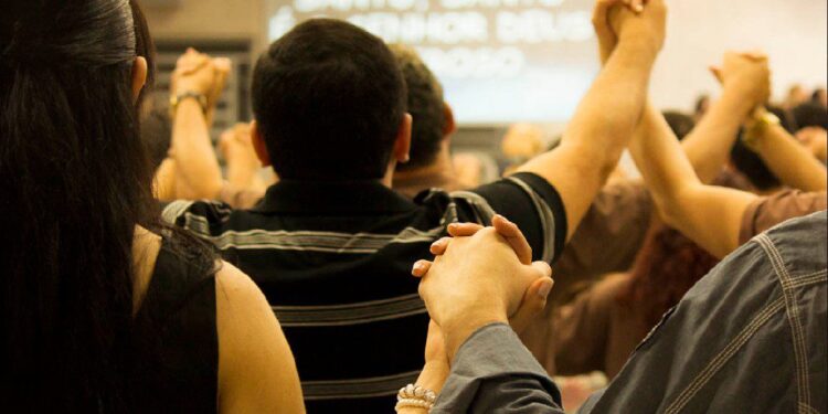 Estudo aponta aumento da fé em Deus em paralelo à apostasia