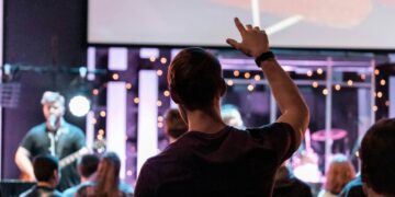 Jovens renovam interesse pelo cristianismo no Reino Unido, aponta pesquisa