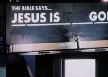 Homem pinta por cima de cartaz “Jesus Não é Deus” e transforma mensagem em “Jesus é Deus”