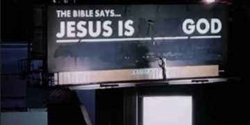 Homem pinta por cima de cartaz “Jesus Não é Deus” e transforma mensagem em “Jesus é Deus”