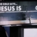 Homem pinta por cima de cartaz “Jesus Não é Deus” e transforma mensagem em “Jesus é Deus”