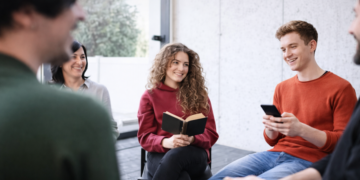 Jovens cristãos no Reino Unido são os que mais contribuem com doações, diz relatório