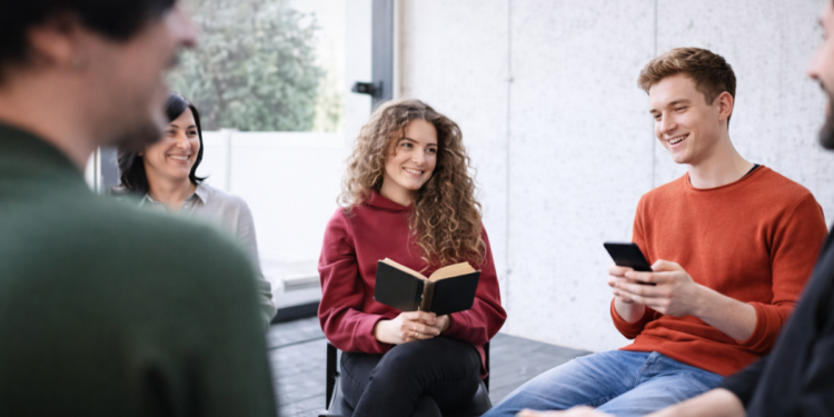 Jovens cristãos no Reino Unido são os que mais contribuem com doações, diz relatório