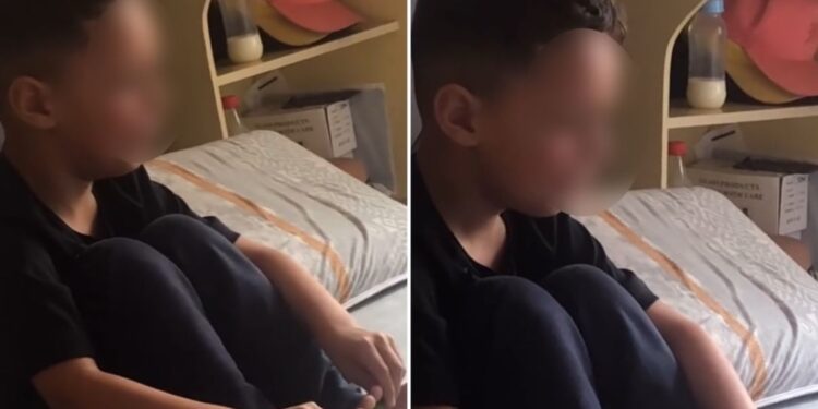 Mãe se emociona ao ver filho orando sozinho no quarto: ‘Eles imitam o que veem’