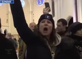 Ativistas invadem culto nos EUA para protestar contra a agência de imigração ICE