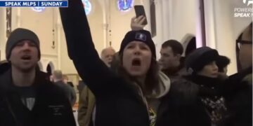 Ativistas invadem culto nos EUA para protestar contra a agência de imigração ICE