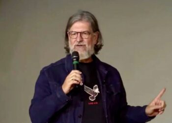 “Usar um relógio de R$ 300 mil é incompatível com a função pastoral”, alerta Carlito Paes