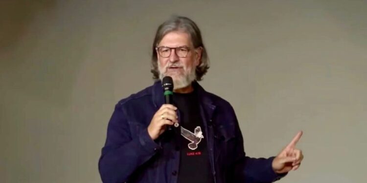 “Usar um relógio de R$ 300 mil é incompatível com a função pastoral”, alerta Carlito Paes