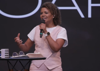 “Nos tornamos profissionais do culto”, diz Nívea Soares ao chamar Igreja ao quebrantamento