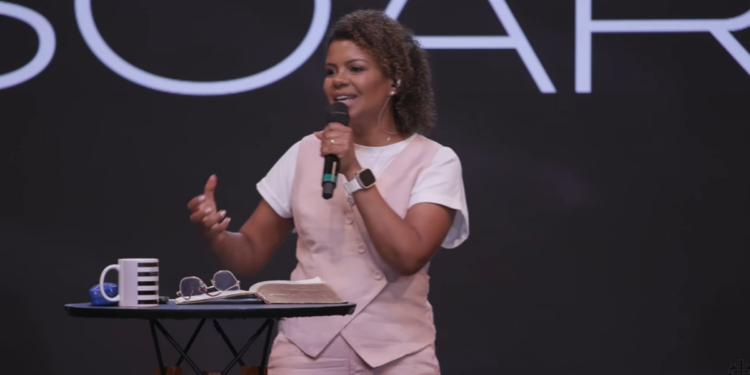 “Nos tornamos profissionais do culto”, diz Nívea Soares ao chamar Igreja ao quebrantamento