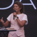 “Nos tornamos profissionais do culto”, diz Nívea Soares ao chamar Igreja ao quebrantamento