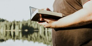 Pastor é atacado a facadas em igreja nos EUA