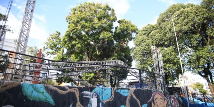 Montagem do Baile Municipal marca os preparativos para a abertura oficial do Béra Folia