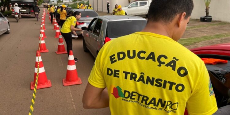 Orientações para convivência segura entre veículos e pedestres durante férias escolares são reforçadas pelo Detran-RO