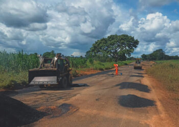 Manutenção asfáltica é executada pelo governo de RO em 40 km da RO-133, entre Vale do Anari e Theobroma