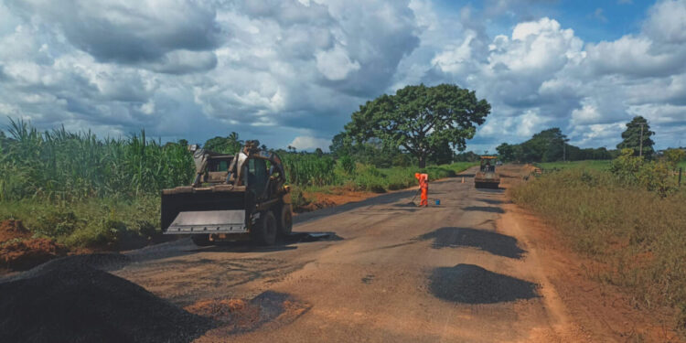 Manutenção asfáltica é executada pelo governo de RO em 40 km da RO-133, entre Vale do Anari e Theobroma