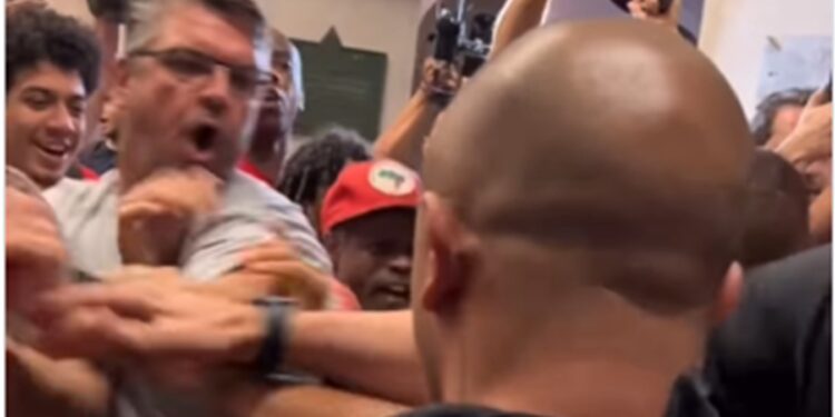 Douglas Garcia é agredido contra veto de Lula à dosimetria