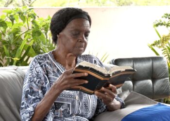 Idosa realiza sonho de ler a Bíblia aos 91 anos após alfabetização