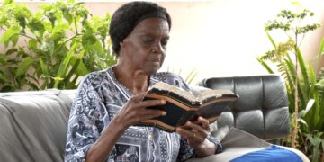 Idosa realiza sonho de ler a Bíblia aos 91 anos após alfabetização