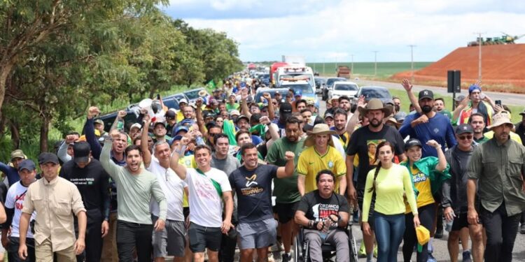 Petista quer que PRF impeça Nikolas de caminhar até Brasília